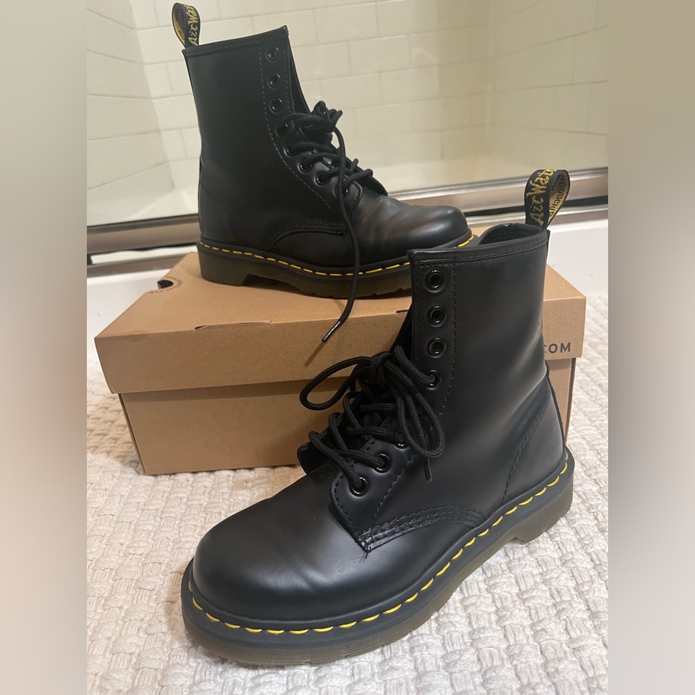 DR. MARTENS 1460 WOMEN'S SMOOTH LEATHER LACE UP BOOTS